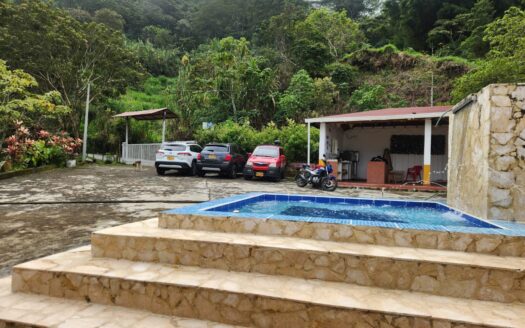 Finca campestre de 11.000 m² en Santo Domingo – Antioquia.