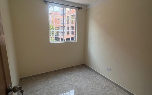 Casa de 3 niveles, en arriendo en Nogales de Terranova, Niquía – Bello, con patio y cocina integral.